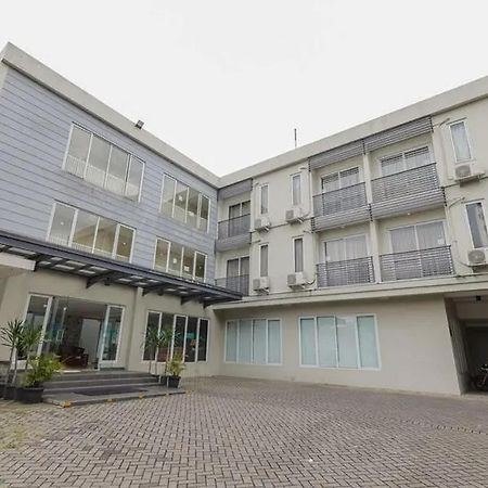 Reddoorz Plus At Riverside Malang Kültér fotó